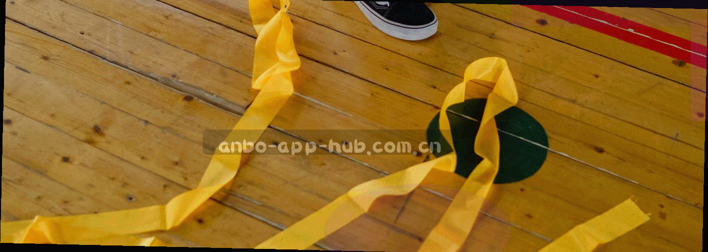 深墨绿背景上流动的细线数据轨迹与青柠色节点，像夜间球场的信号网络